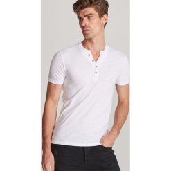 T-shirt z guzikami - Biały. Białe t-shirty męskie Reserved, s, bez wzorów, bez kołnierzyka. W wyprzedaży za 19,99 zł.