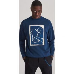 Bluza z naszywką - Granatowy. Niebieskie bluzy męskie Reserved, s, z aplikacjami, bez kołnierzyka, bez rękawów, bez kaptura. W wyprzedaży za 89,99 zł.