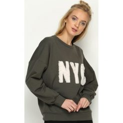 Khaki Bluza NoYoCo. Brązowe bluzy z nadrukiem damskie marki Born2be, uniwersalny, z długim rękawem, długie. Za 49,99 zł.
