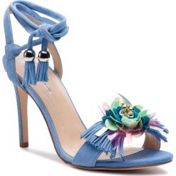 Sandały SOLO FEMME - 26493-58-I53/000-07-00 Błękitny. Niebieskie klapki damskie Solo Femme, z aplikacjami, ze skóry, bez obcasa, na obcasie. W wyprzedaży za 319,00 zł.