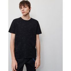 T-shirt z melanżowej dzianiny - Czarny. Czarne t-shirty męskie Reserved, s, bez wzorów, z dzianiny, bez kołnierzyka. Za 49,99 zł.