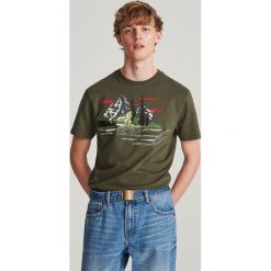 T-shirt z nadrukiem i haftem - Khaki. Brązowe t-shirty męskie Reserved, s, z nadrukiem, bez kołnierzyka. Za 49,99 zł.