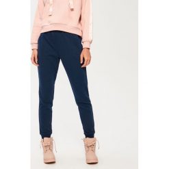 Spodnie dresowe - Granatowy. Niebieskie spodnie dresowe damskie Sinsay, l, z dresówki. Za 39,99 zł.