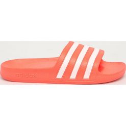 Adidas - Klapki Adilette Aqua. Różowe klapki damskie Adidas, bez wzorów, z gumy, bez obcasa, na obcasie. Za 79,90 zł.