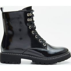Sznurowane botki - Czarny. Botki damskie Cropp. Za 139,99 zł.