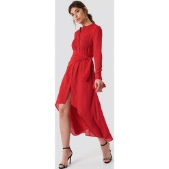 NA-KD Trend Asymetryczna sukienka z wiązaniem - Red. Czerwone sukienki damskie NA-KD Trend, bez wzorów, z poliesteru, z asymetrycznym kołnierzem, z długim rękawem, długie, maxi, asymetryczne. Za 121,95 zł.