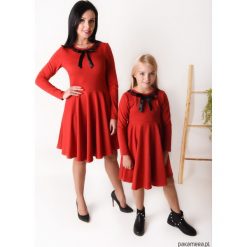 Sukienka Damska Mama i Córka LM54/2. Czerwone sukienki damskie Pakamera, s, bez wzorów, z dzianiny, bez kołnierzyka, bez rękawów, midi. Za 119,00 zł.