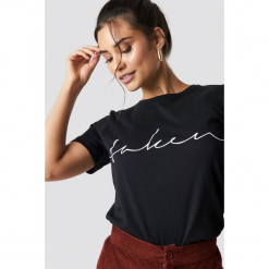 NA-KD Trend T-shirt basic Taken - Black. Białe t-shirty damskie marki NA-KD Trend, z nadrukiem, z jersey, z okrągłym kołnierzem. Za 72,95 zł.