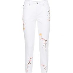 Dżinsy z haftem bonprix biały. Białe jeansy damskie bonprix. Za 129,99 zł.