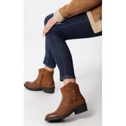 Camelowe Botki Booth. Brązowe botki damskie Born2be, z okrągłym noskiem, za kostkę, na niskim obcasie, na płaskiej podeszwie, z paskami. Za 119,99 zł.