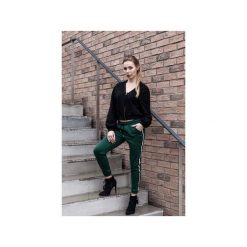 Bluza Bomberka szerokie rękawy czarna. Czarne bluzy damskie marki Yoka, s, bez wzorów, z bawełny, z krótkim rękawem, krótkie, bez kaptura. Za 199,00 zł.