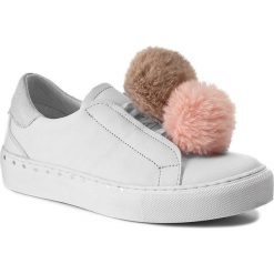 Sneakersy TAMARIS - 1-23734-38 White 100. Białe półbuty damskie Tamaris, z zamszu. W wyprzedaży za 199,00 zł.