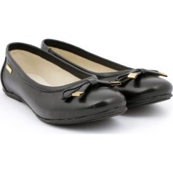 Klasyczne płaskie balerinki z kokardką - skóra naturalna - model 012 - kolor czarny. Czarne baleriny damskie Zapato, bez wzorów, ze skóry, klasyczne, bez obcasa, na płaskiej podeszwie. W wyprzedaży za 202,30 zł.
