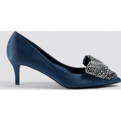 NA-KD Shoes Satynowe czółenka ze zdobieniem - Blue. Niebieskie buty ślubne damskie NA-KD Shoes, z satyny, na niskim obcasie, na obcasie. Za 161,95 zł.