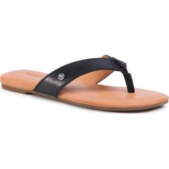Japonki UGG - W Tuolumne 1112870 Blk. Czarne klapki damskie Ugg, bez wzorów, ze skóry ekologicznej, bez obcasa, na obcasie. W wyprzedaży za 159,00 zł.