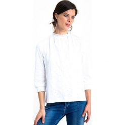 Koszulka w kolorze białym. Białe koszulki damskie Garcia, s, bez wzorów, ze stójką, bez rękawów. W wyprzedaży za 109,95 zł.