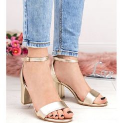 Sandałki damskie Laura Mode QL-82 Złote. Żółte sandały damskie LAURA MODE, bez wzorów, z tworzywa sztucznego, klasyczne, bez obcasa, na obcasie, bez zapięcia. Za 99,00 zł.