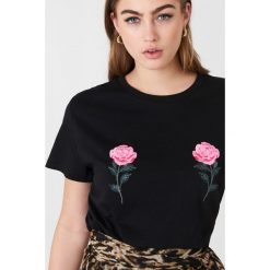 NA-KD T-shirt z haftem w kwiaty - Black. Czarne t-shirty damskie marki NA-KD, z haftami, z bawełny, z okrągłym kołnierzem. W wyprzedaży za 30,47 zł.