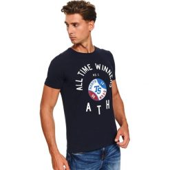 T-shirt z aplikacją. Niebieskie t-shirty męskie Top Secret, na zimę, m, z nadrukiem, z bawełny, sportowe, bez kołnierzyka, krótkie. W wyprzedaży za 14,99 zł.