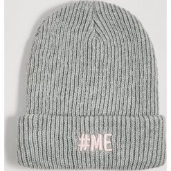 Czapka beanie z haftem - Szary. Szare czapki damskie Sinsay, z haftami. W wyprzedaży za 4,99 zł.