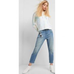 Jeansy typu slim mom. Niebieskie jeansy damskie Orsay, z podwyższonym stanem. Za 119,99 zł.