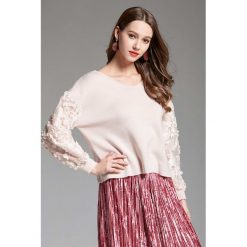Sweter w kolorze jasnoróżowym. Różowe swetry damskie Swetry na chłodne dni, bez wzorów, bez rękawów, bez kaptura. W wyprzedaży za 119,95 zł.