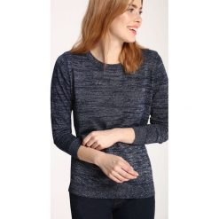 SWETER DŁUGI RĘKAW DAMSKI KLASYCZNY. Niebieskie swetry dziewczęce Top Secret, na lato, bez wzorów, z dzianiny, klasyczne, z klasycznym kołnierzykiem, z długim rękawem, długie, bez kaptura. W wyprzedaży za 29,99 zł.