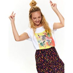 T-SHIRT Z NADRUKIEM. T-shirty damskie Top Secret. W wyprzedaży za 24,99 zł.