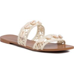 Klapki DEEZEE - LS5218-04 Beige. Brązowe klapki damskie DeeZee, z aplikacjami, ze skóry ekologicznej, bez obcasa, na obcasie. W wyprzedaży za 54,99 zł.
