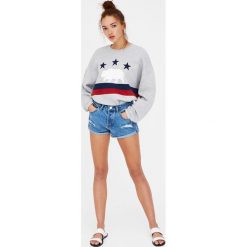 Jeansowe spodenki mom fit z przetarciami. Szare szorty damskie marki Pull&Bear, bez wzorów, z jeansu. Za 89,90 zł.