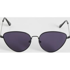 Okulary przeciwsłoneczne - Czarny. Czarne okulary przeciwsłoneczne damskie Sinsay. Za 19,99 zł.