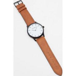 Zegarek ze sztucznej skóry z białą tarczą. Białe zegarki męskie Pull&Bear, sztuczne. Za 69,90 zł.