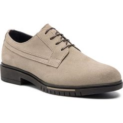Półbuty TOMMY HILFIGER - Flexible Dressy Suede Shoe FM0FM01736 Sand 102. Brązowe półbuty męskie TOMMY HILFIGER, na co dzień, bez wzorów, ze skóry, eleganckie, bez zapięcia. W wyprzedaży za 339,00 zł.
