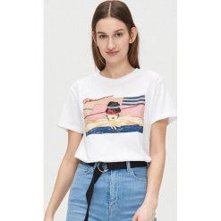 Koszulka oversize z grafiką - Biały. Białe koszulki damskie Cropp, s, bez wzorów, bez kołnierzyka, bez rękawów. W wyprzedaży za 35,99 zł.