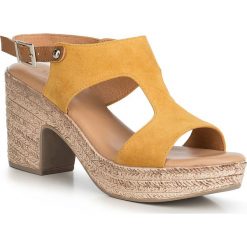 Buty damskie. Pomarańczowe klapki damskie Wittchen, w paski, ze skóry, na wysokim obcasie, na obcasie. W wyprzedaży za 199,90 zł.