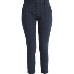 Karen by Simonsen SYDNEY CHECKED CIGARET PANT Spodnie materiałowe true navy. Niebieskie spodnie damskie Karen by Simonsen, bez wzorów, z elastanu. Za 629,00 zł.