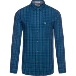 Koszula Tommy Jeans Tjm Essential DM0DM06938. Koszule męskie Tommy Jeans, xxl, bez wzorów, z bawełny, casualowe, bez kołnierzyka, bez rękawów. W wyprzedaży za 169,00 zł.