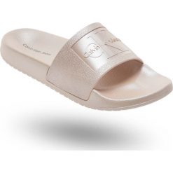 KLAPKI CALVIN KLEIN JEANS. Szare klapki damskie Calvin Klein Jeans, bez wzorów, z jeansu, bez obcasa. Za 309,00 zł.