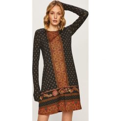 Desigual - Sukienka. Czarne sukienki damskie Desigual, na co dzień, s, bez wzorów, z elastanu, casualowe, z okrągłym kołnierzem, z długim rękawem, długie, mini, rozkloszowane. W wyprzedaży za 199,90 zł.