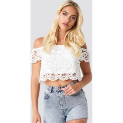 NA-KD Boho Koronkowy top z odkrytymi ramionami - White. Białe topy damskie marki NA-KD Boho, bez wzorów, z koronki, z falbankami. W wyprzedaży za 60,97 zł.