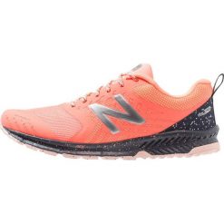 New Balance FUEL CORE NITREL Obuwie do biegania Szlak fiji. Czerwone buty do biegania damskie New Balance, z materiału. Za 379,00 zł.