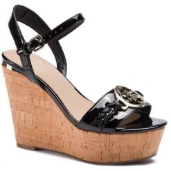 Sandały GUESS - Gesina2 FL6GSN PAF04 BLACK. Czarne klapki damskie Guess, z aplikacjami, z materiału. W wyprzedaży za 369,00 zł.