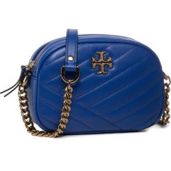 Torebka TORY BURCH - Kira Chevron Camera Bag 60227 Nautical Blue 408. Niebieskie torebki klasyczne damskie Tory Burch, bez wzorów, ze skóry, klasyczne, bez dodatków. Za 1569,00 zł.