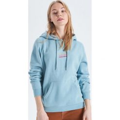 Bluza hoodie z kapturem - Zielony. Zielone bluzy damskie Cropp, s, bez wzorów, bez rękawów, z kapturem. Za 79,99 zł.
