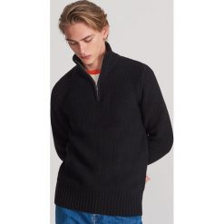 Sweter z rozpinaną stójką - Czarny. Czarne swetry męskie Reserved, s, bez wzorów, ze stójką, bez kaptura. W wyprzedaży za 99,99 zł.