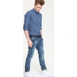KOSZULA DŁUGI RĘKAW MĘSKA SLIM FIT. Szare koszule męskie Top Secret, m, bez wzorów, z bawełny, casualowe, bez kołnierzyka, z długim rękawem. W wyprzedaży za 59,99 zł.