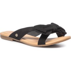 Klapki UGG - W Fonda 1019968 W/Blk. Czarne klapki damskie Ugg, bez wzorów, z zamszu, bez obcasa, na obcasie. W wyprzedaży za 259,00 zł.