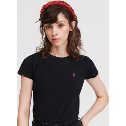 T-shirt z minimalistycznym haftem - Czarny. Czarne t-shirty damskie Reserved, s, z haftami, bez kołnierzyka. Za 29,99 zł.