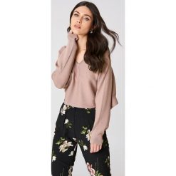 NA-KD Krótki sweter z rękawem typu nietoperz - Pink. Różowe swetry damskie NA-KD, bez wzorów, z wiskozy, z długim rękawem, długie, bez kaptura. W wyprzedaży za 60,97 zł.