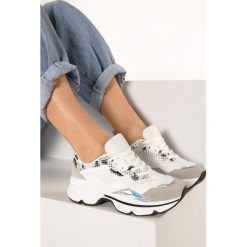 Białe Wężowe Sneakersy Hot Snow. Białe sneakersy damskie Born2be. W wyprzedaży za 79,99 zł.